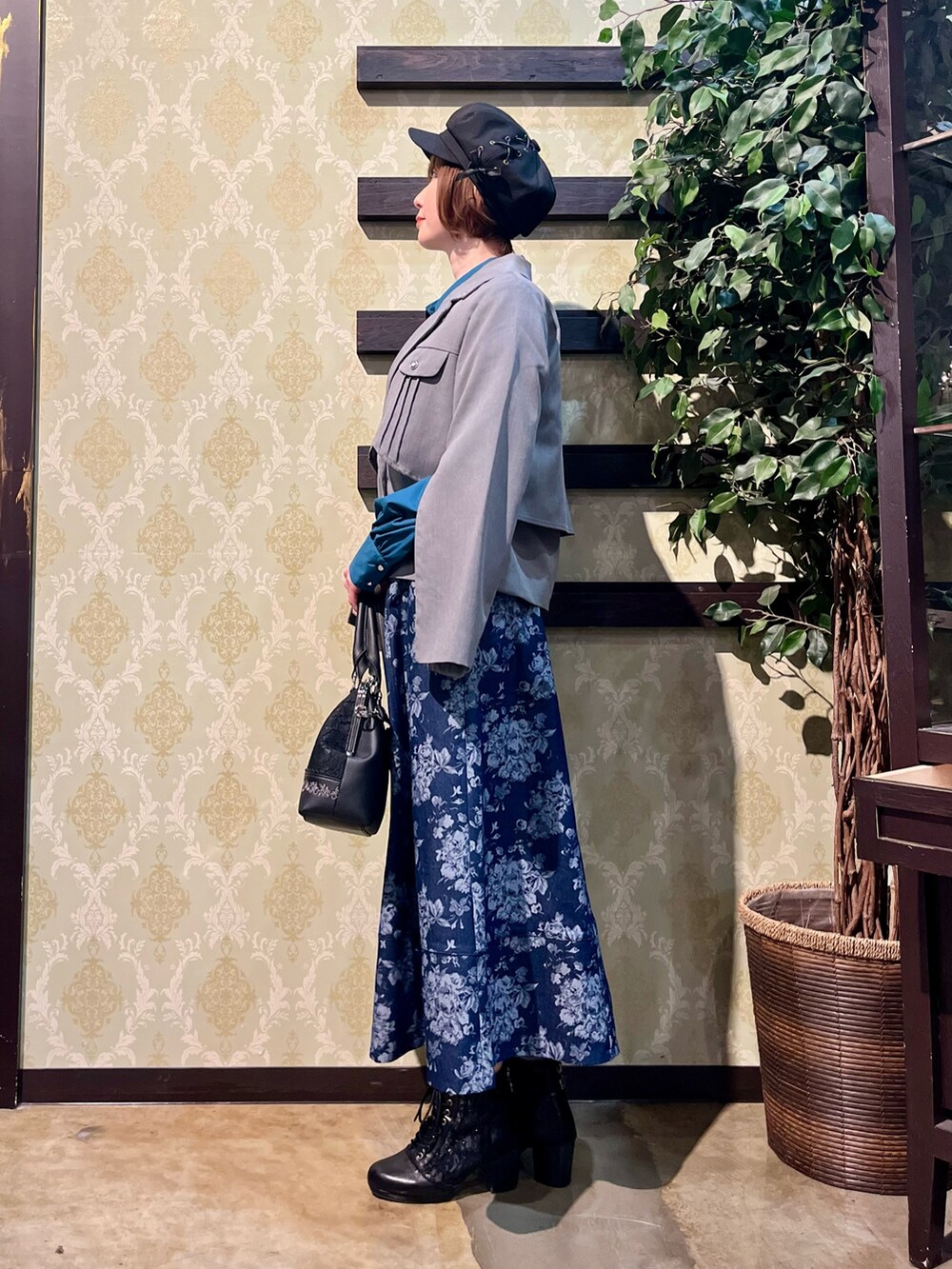 「テーラードジャケット、axes femme、大人可愛い、大人女子、おしゃれさんと繋がりたい、デニムコーデ、きれいめコーディネート、大人かわいい、帽子、大人カジュアル、デートコーデ」｜「axes femmeのジップ付ブーケデニムスカート（デニムスカート、ブルー系）」を使った、ハナミズキさん（レディース・158cm）の春コーディネートの2枚目の写真