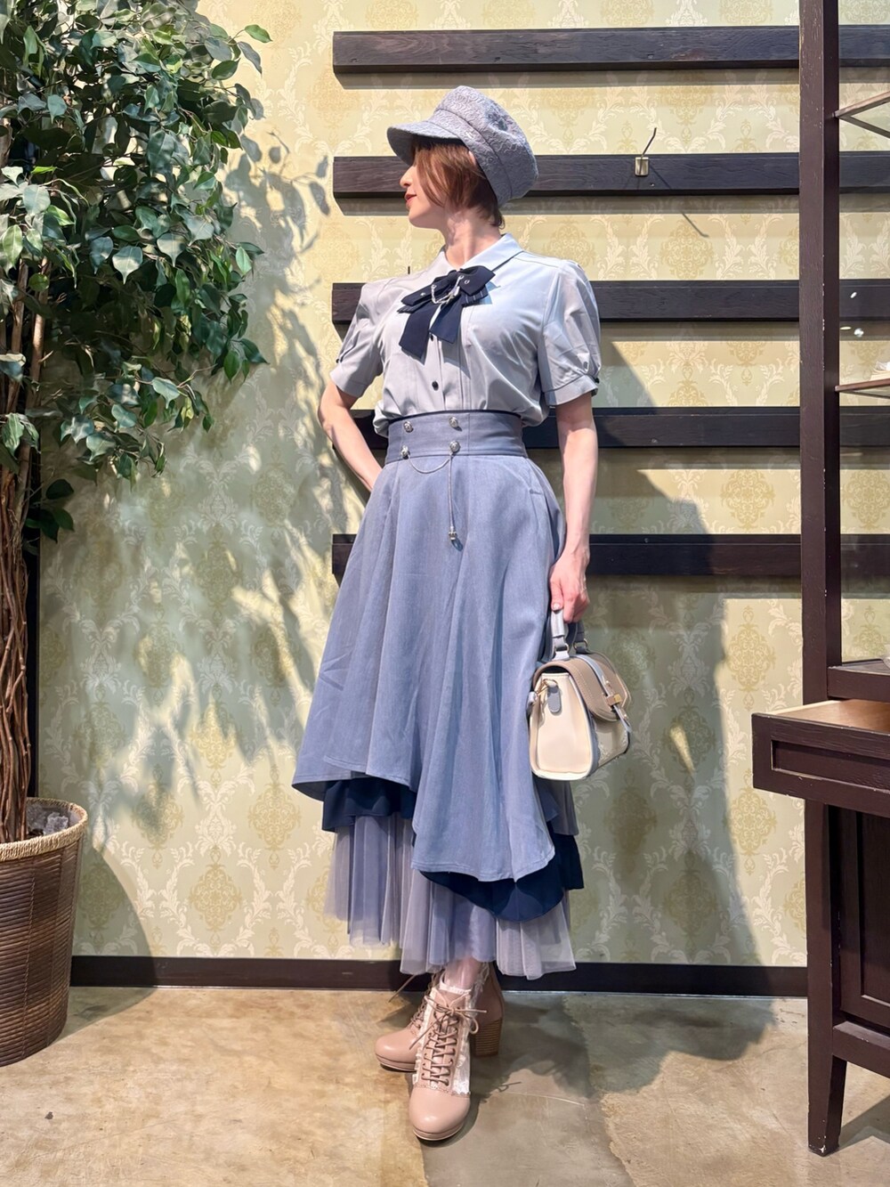 「セットアップ、レイヤードスタイル、最近のいい感じコーデ、春夏コーデ、キャップ、淡色コーデ、シンプルコーデ、きれいめカジュアル、お出かけコーデ、ショルダーバッグ、リボン、axes femme、帽子、キャップ女子、ブルーコーデ」｜「axes femmeのアシメ×フレアミディスカート（スカート、ブルー系）」を使った、ハナミズキさん（レディース・158cm）の春コーディネートの4枚目の写真