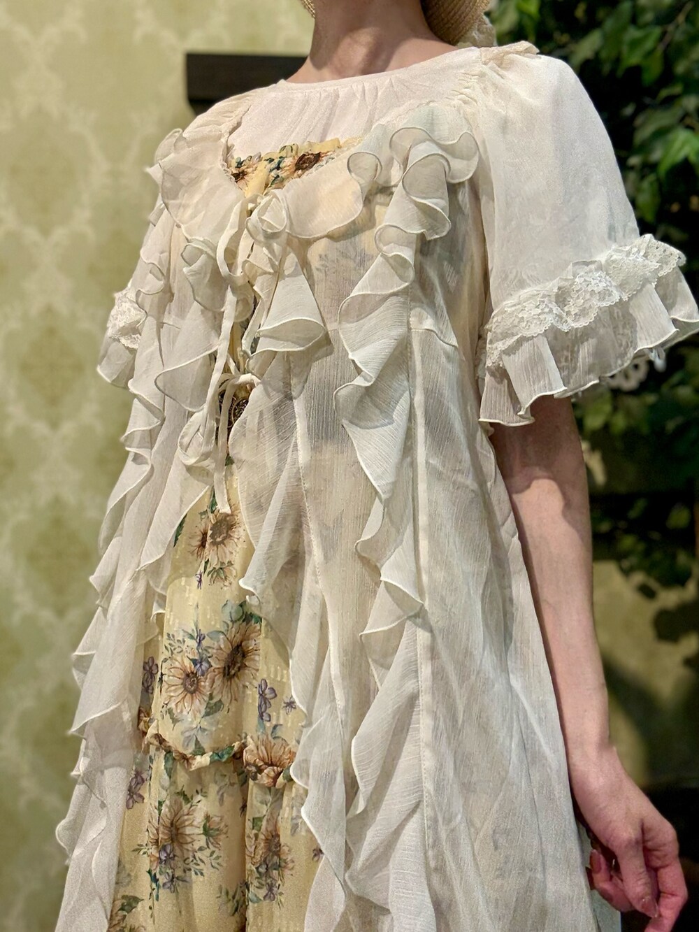 「サンダル、やっぱり帽子が好き、ショルダーバッグ、リボン、デートコーデ、ワンピース、ロングスカート、きれいめカジュアル、レイヤードスタイル、夏コーデ、axes femme、カタログ掲載アイテム_axes femme、大人かわいい、おしゃれさんと繋がりたい、フェミニンコーデ」｜「axes femmeのレースリボンフリルカンカン帽（ハット、ホワイト系）」を使った、ハナミズキさん（レディース・158cm）の夏コーディネートの7枚目の写真