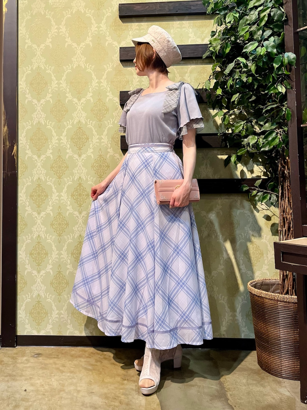 「チェック、リボン、大人カジュアル、デートコーデ、お出かけコーデ、春夏コーデ、キャップ、axes femme、スカートコーデ、大人可愛い、淡色女子、カジュアルスタイル、淡色コーデ、春コーデ」｜「axes femmeの総レースキャスケット（キャスケット、ホワイト系）」を使った、ハナミズキさん（レディース・158cm）の春コーディネートの10枚目の写真