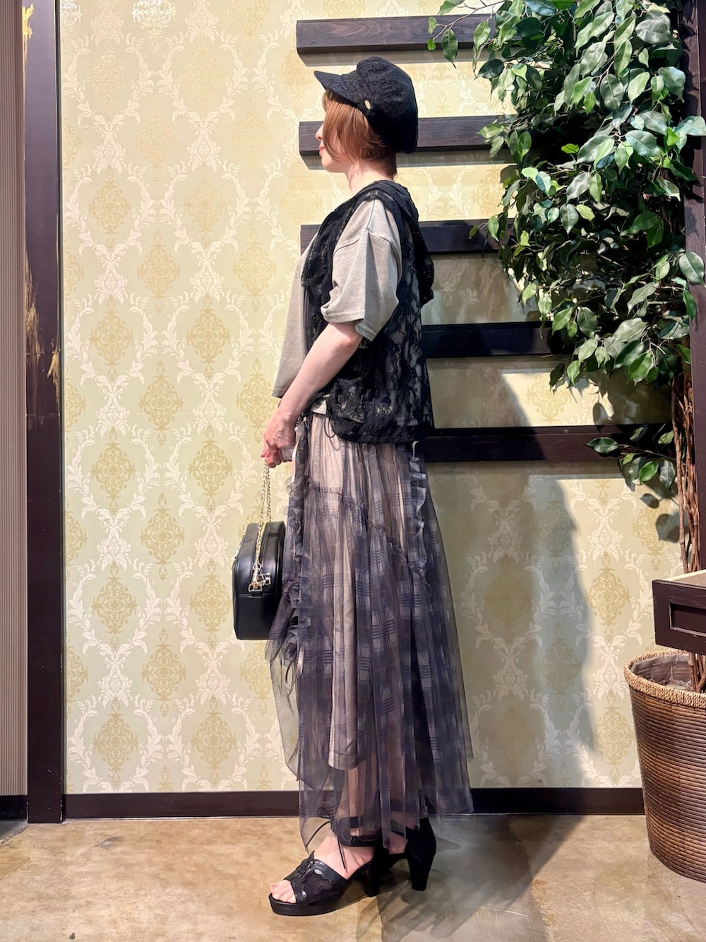「サンダル、ショルダーバッグ、デートコーデ、ロングスカート、キャップ、きれいめカジュアル、レイヤードスタイル、シアートップス、夏コーデ、axes femme、おでかけコーデ、大人ファッション、カジュアルスタイル、オトナカジュアル、大人可愛い」｜「axes femmeの総レースキャスケット（キャスケット、ブラック系）」を使った、ハナミズキさん（レディース・158cm）の夏コーディネートの2枚目の写真