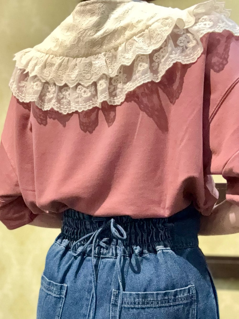 「ショルダーバッグ、ワイドパンツ、サンダル、やっぱり帽子が好き、きれいめカジュアル、休日スタイル、デニム、お出かけコーデ、リボン、デートコーデ、スポーツミックス、キャップ、axes femme、カタログ掲載アイテム_axes femme、大人カジュアルコーデ」｜「axes femmeのロゴ刺繍バックリボンキャップ（キャップ、ベージュ系）」を使った、ハナミズキさん（レディース・158cm）の春コーディネートの6枚目の写真