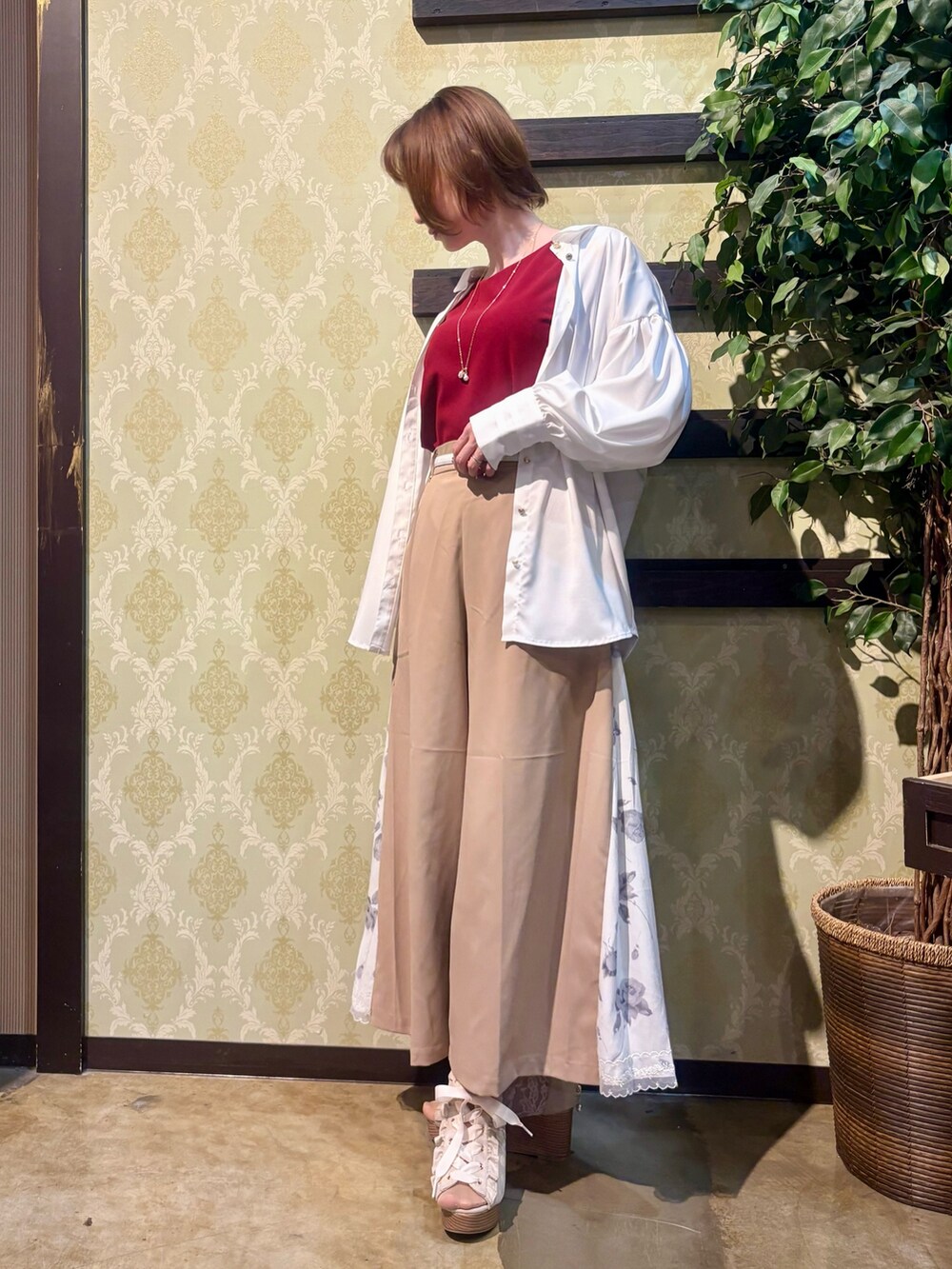 「大人カジュアル、最近のいい感じコーデ、トートバッグ、春夏コーデ、シンプルコーデ、レイヤードスタイル、きれいめカジュアル、axes femme、シンプルスタイル、大人かわいい、シンプル・ベーシック、レース、レイヤード、シャツコーデ」｜「axes femmeのローズバックル細ベルト（ベルト、ホワイト系）」を使った、ハナミズキさん（レディース・158cm）の春コーディネートの6枚目の写真