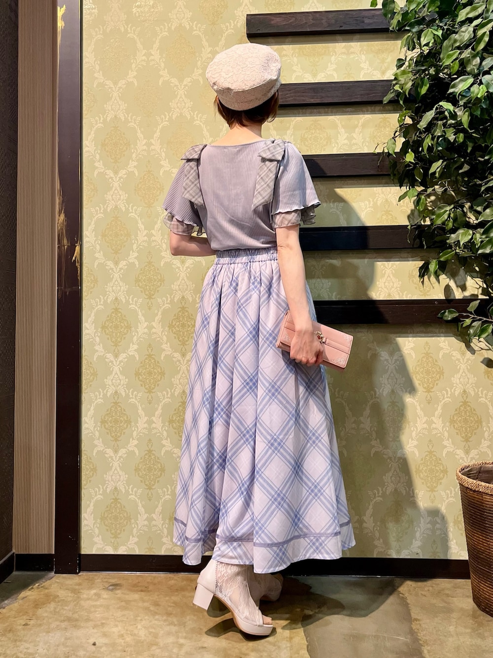 「チェック、リボン、大人カジュアル、デートコーデ、お出かけコーデ、春夏コーデ、キャップ、axes femme、スカートコーデ、大人可愛い、淡色女子、カジュアルスタイル、淡色コーデ、春コーデ」｜「axes femmeの総レースキャスケット（キャスケット、ホワイト系）」を使った、ハナミズキさん（レディース・158cm）の春コーディネートの6枚目の写真