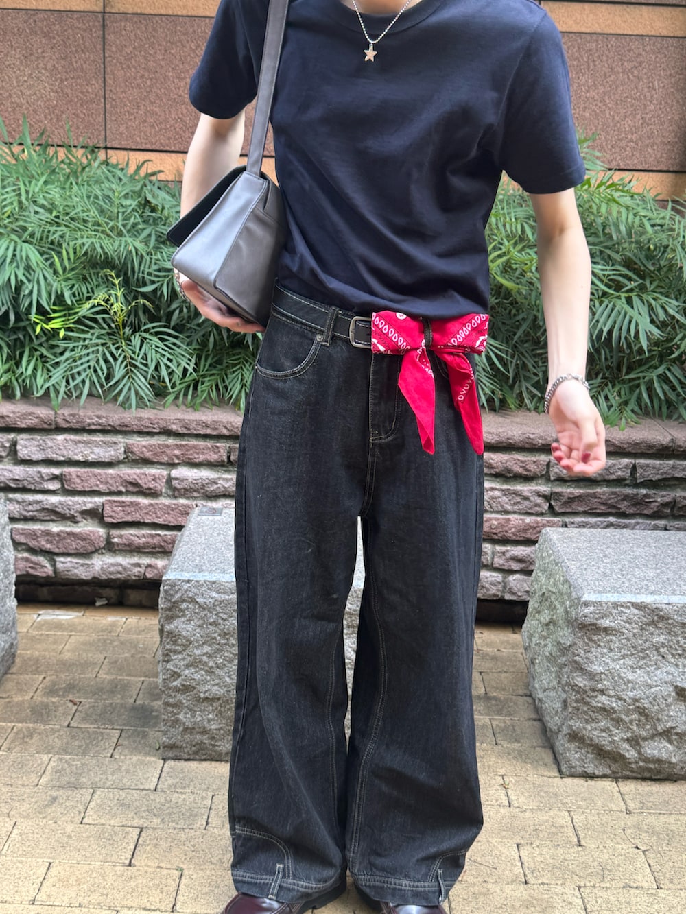 「ブラックコーデ、韓国ファッション、デニム、バンダナ」｜「GUのアイテム（Tシャツ/カットソー、ブラック系）」を使った、Akitoさん（メンズ・172cm）の夏コーディネートの2枚目の写真