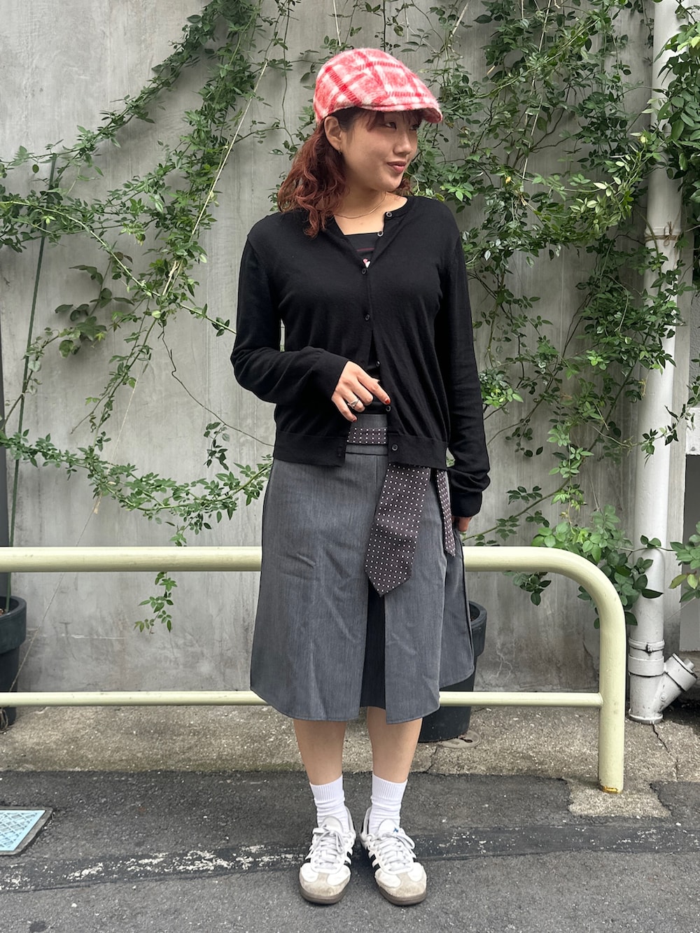 レッド系のハンチング/ベレー帽を着用したレディースの秋コーディネートの2枚目の写真