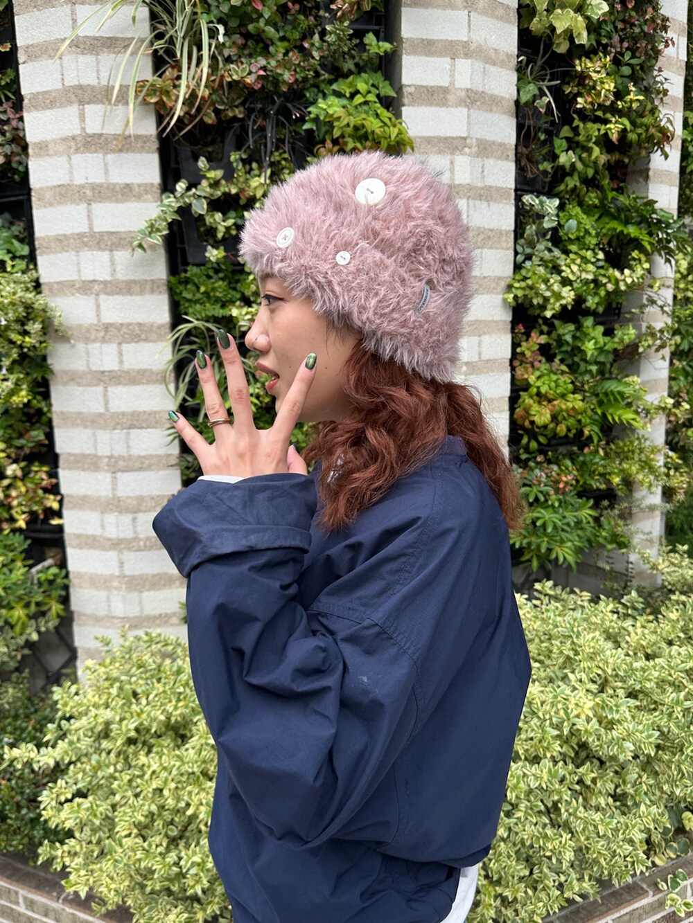 ピンク系のニットキャップ/ビーニーを着用したレディースの秋コーディネートの6枚目の写真