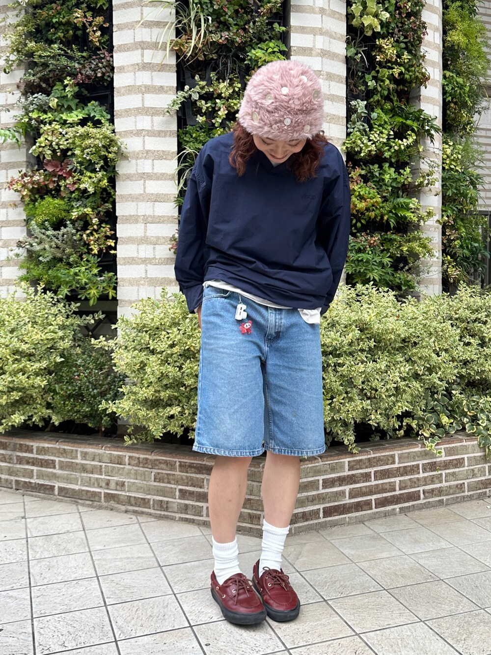 ピンク系のニットキャップ/ビーニーを着用したレディースの秋コーディネートの4枚目の写真