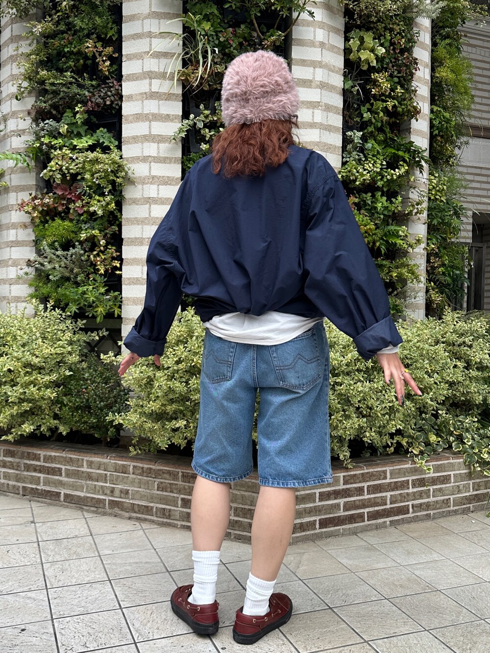 ピンク系のニットキャップ/ビーニーを着用したレディースの秋コーディネートの2枚目の写真