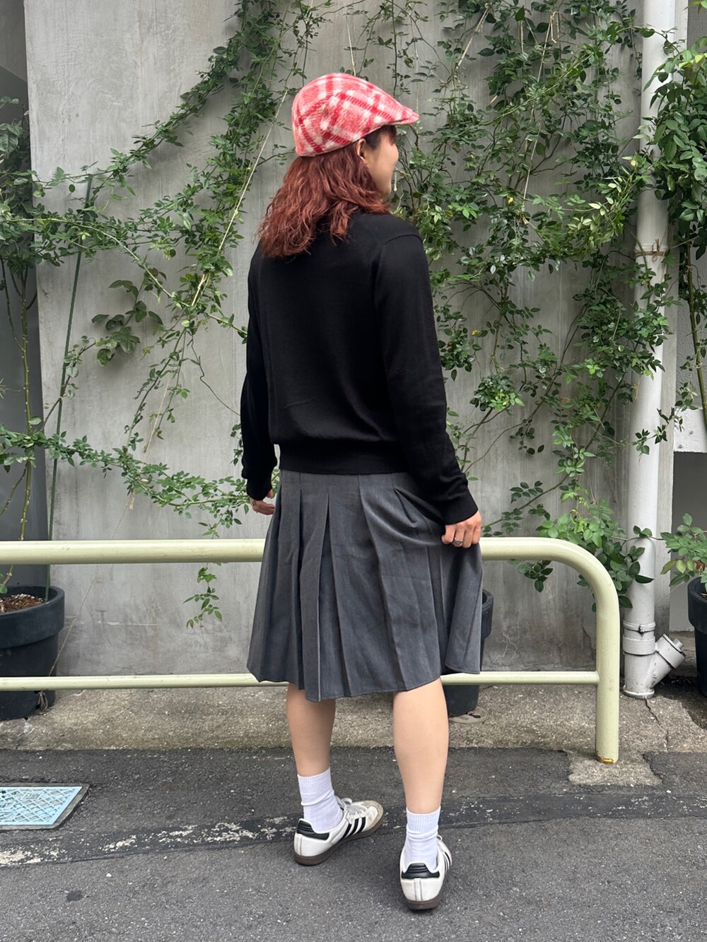 レッド系のハンチング/ベレー帽を着用したレディースの秋コーディネートの3枚目の写真