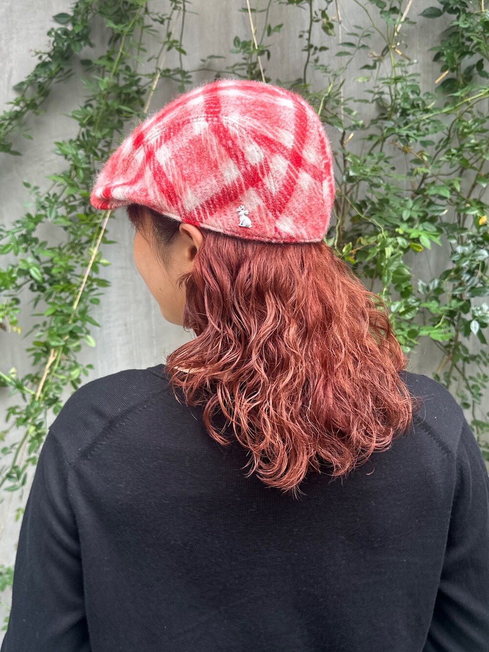 レッド系のハンチング/ベレー帽を着用したレディースの秋コーディネートの4枚目の写真