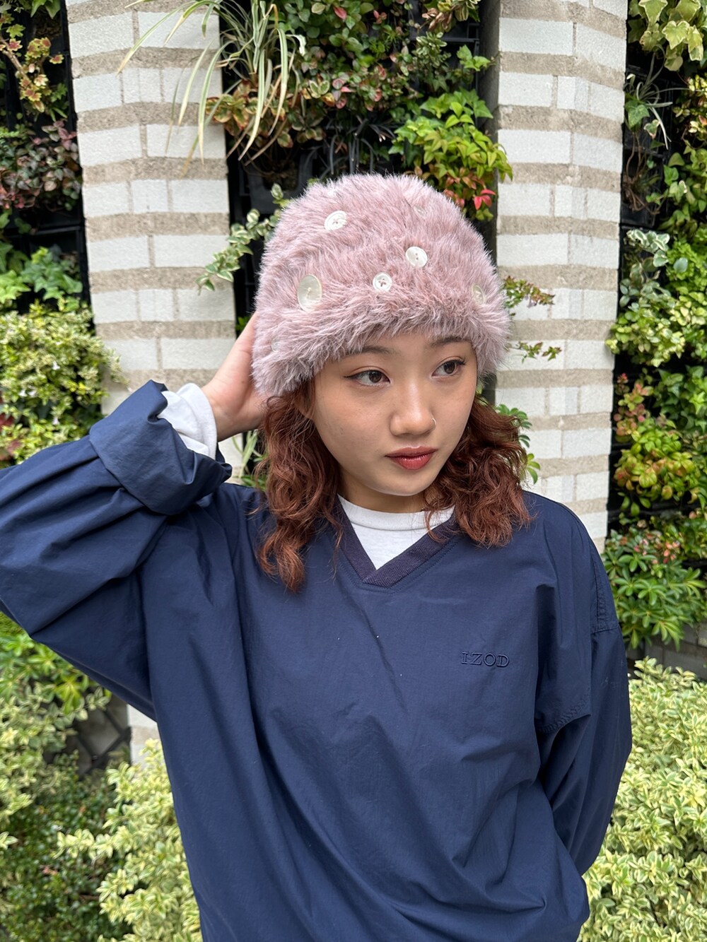 ピンク系のニットキャップ/ビーニーを着用したレディースの秋コーディネートの5枚目の写真