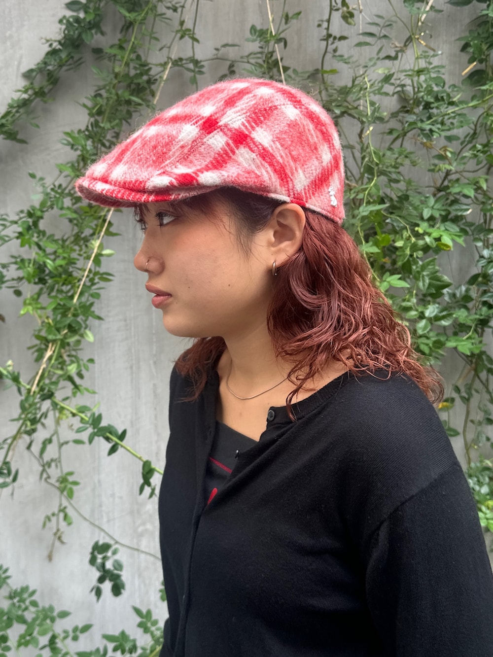 レッド系のハンチング/ベレー帽を着用したレディースの秋コーディネートの5枚目の写真