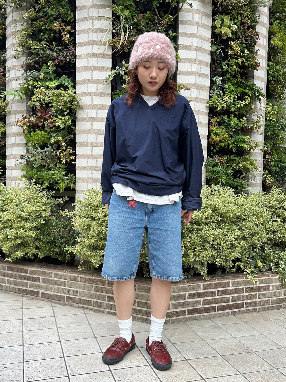 ピンク系のニットキャップ/ビーニーを着用したレディースの秋コーディネートの3枚目の写真