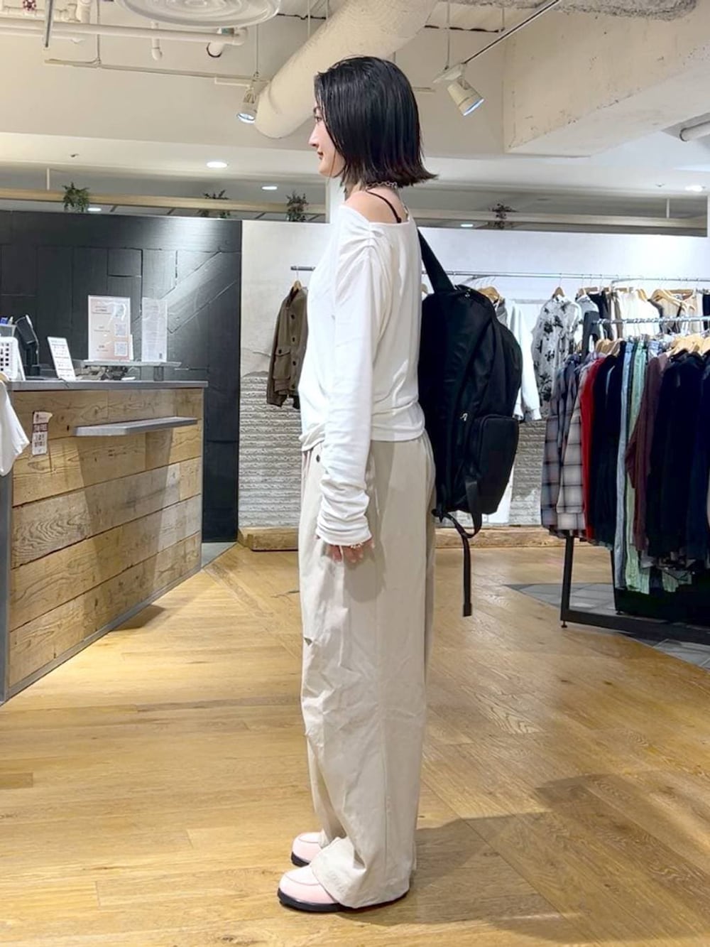 ホワイト系のTシャツ/カットソー、ブラック系のバックパック/リュック、ピンク系のローファーを着用したレディースの春コーディネートの3枚目の写真