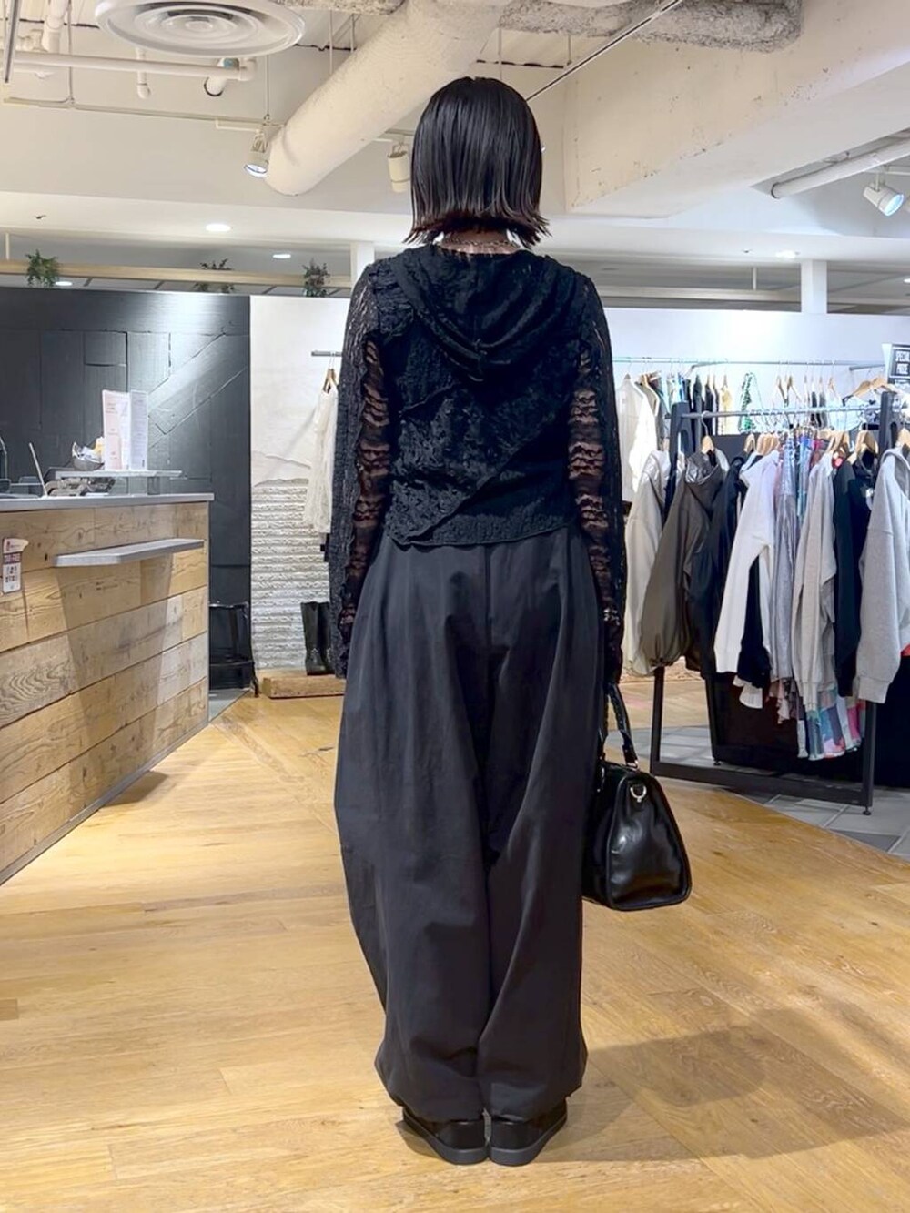 ブラック系のボストンバッグ、ブルー系のタンクトップ、ブラック系のその他パンツを着用したレディースの春コーディネートの4枚目の写真