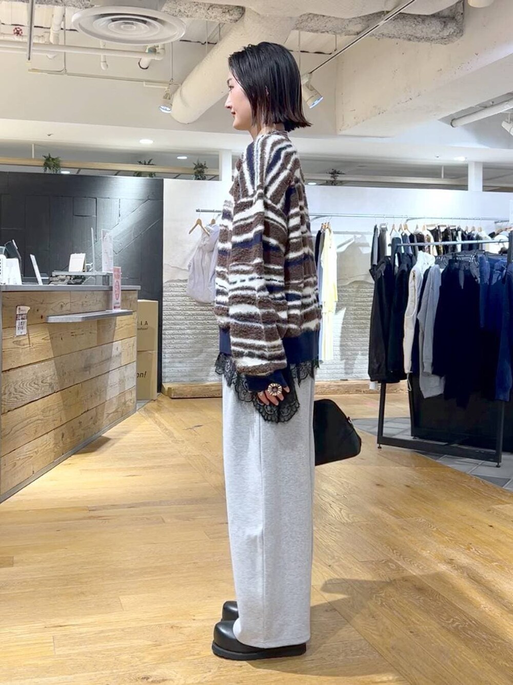 ブラック系のその他シューズ、ブラック系のボストンバッグ、ブラック系のTシャツ/カットソーを着用したレディースの冬コーディネートの3枚目の写真