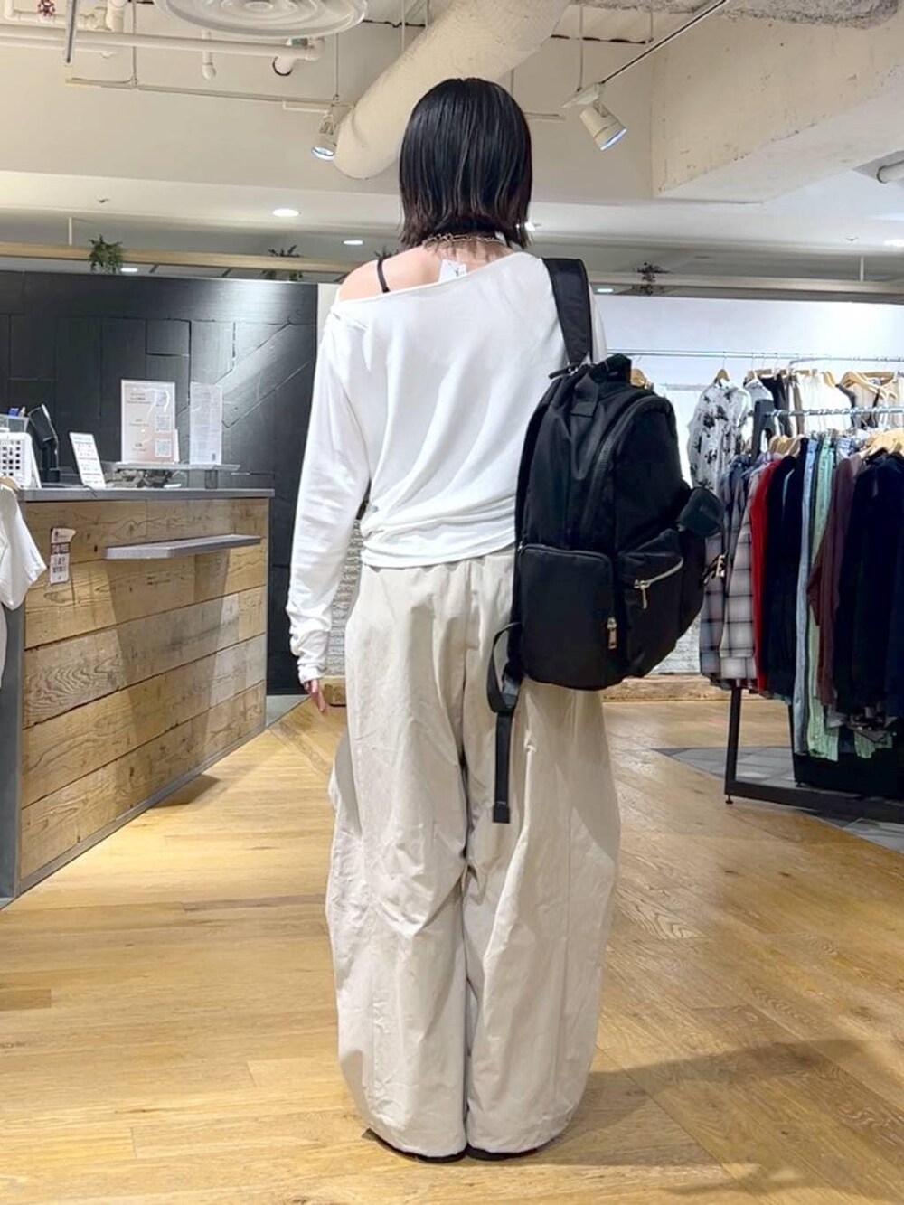 ホワイト系のTシャツ/カットソー、ブラック系のバックパック/リュック、ピンク系のローファーを着用したレディースの春コーディネートの4枚目の写真