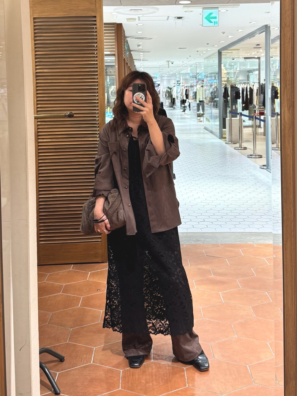 ブラウン系のその他パンツ、ブラウン系のその他アウター、ブラウン系のハンドバッグを着用したレディースの夏コーディネートの2枚目の写真