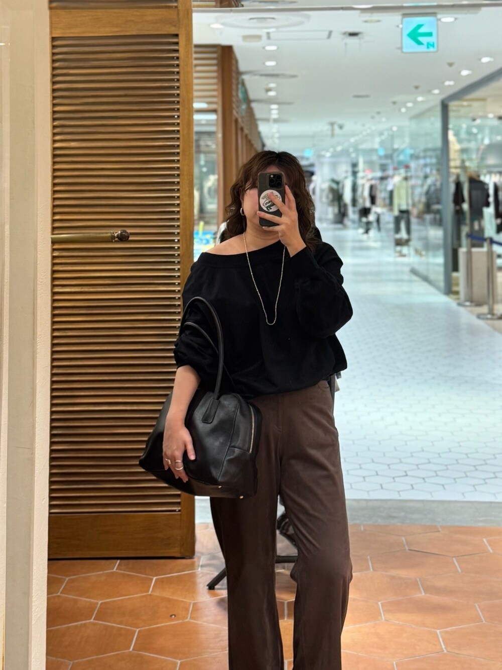 ブラウン系のその他パンツ、ブラック系のスウェット、ブラック系のボストンバッグを着用したレディースの夏コーディネートの2枚目の写真