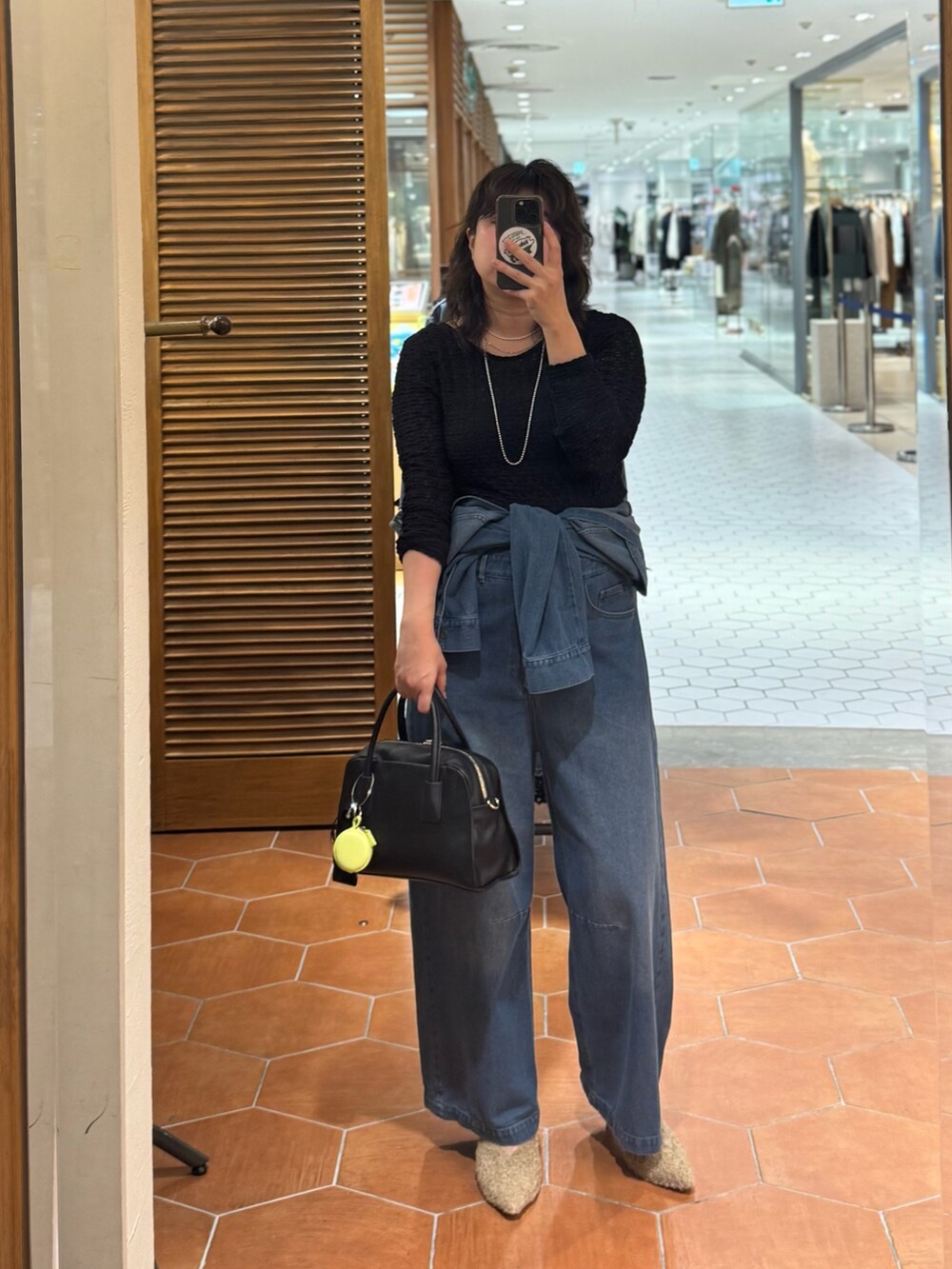 ブルー系のつなぎ/オールインワン、ブラック系のボストンバッグ、ベージュ系のその他シューズを着用したレディースの夏コーディネートの3枚目の写真