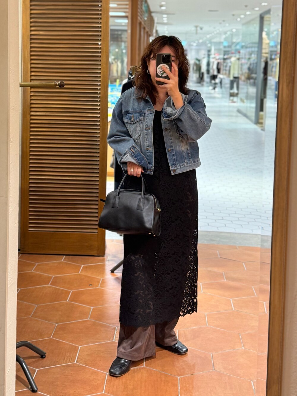 ブラック系のワンピース、ブラウン系のその他パンツ、ブラック系のボストンバッグを着用したレディースの夏コーディネートの2枚目の写真