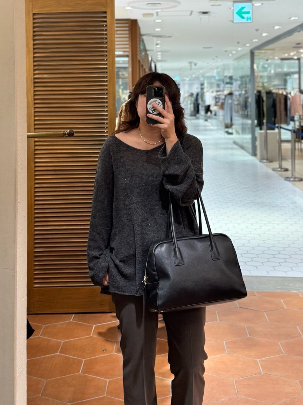 ブラウン系のその他パンツ、ブラック系のパンプス、ブラック系のボストンバッグを着用したレディースの秋コーディネートの3枚目の写真