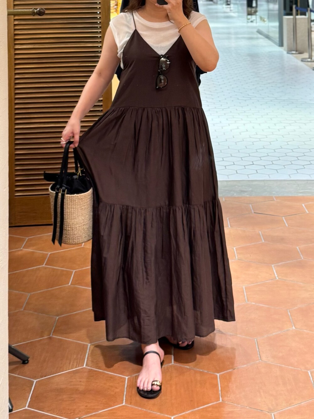 ブラウン系のワンピース、ブルー系のテーラードジャケット、ホワイト系のTシャツ/カットソーを着用したレディースの夏コーディネートの3枚目の写真