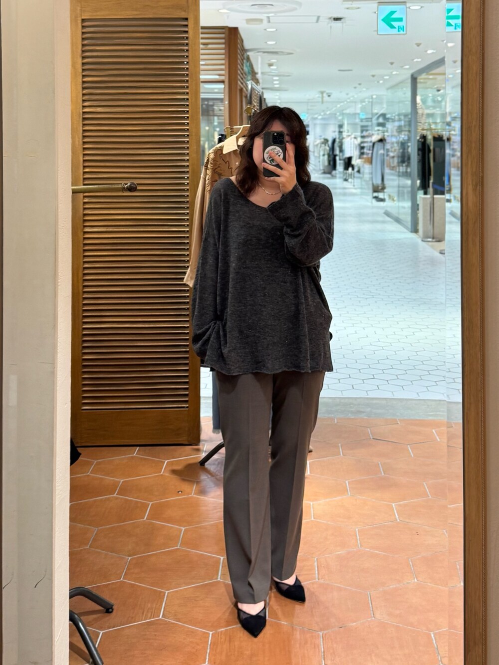 ブラウン系のその他パンツ、ブラック系のパンプス、ブラック系のボストンバッグを着用したレディースの秋コーディネートの2枚目の写真