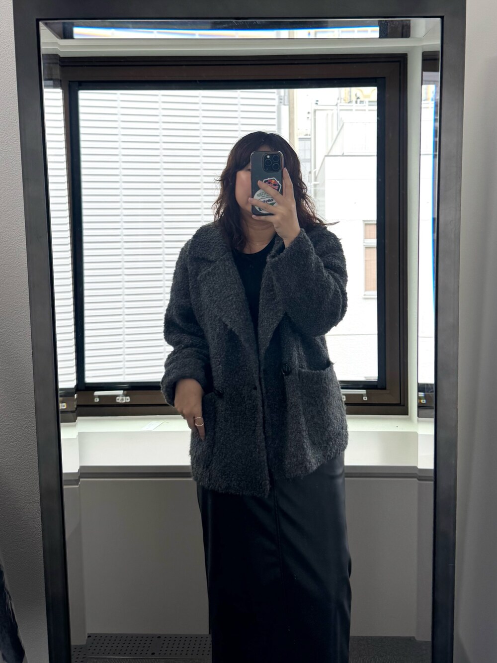 ブラック系のスカート、グレー系のその他アウターを着用したレディースの秋コーディネートの2枚目の写真