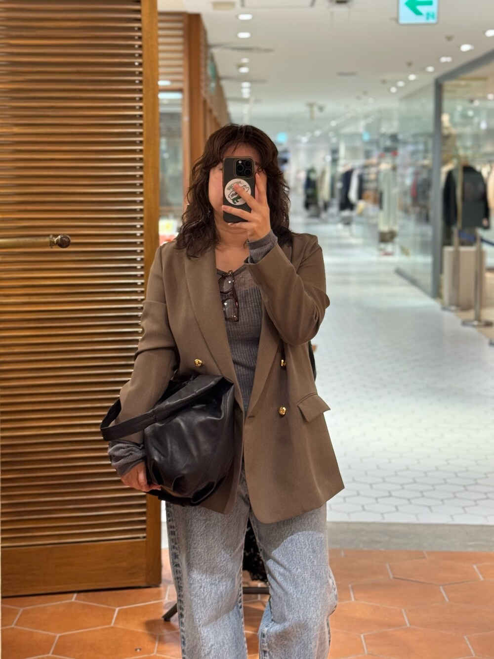 グレー系のニット/セーター、ブルー系のデニムパンツ、ベージュ系のその他シューズを着用したレディースの夏コーディネートの3枚目の写真