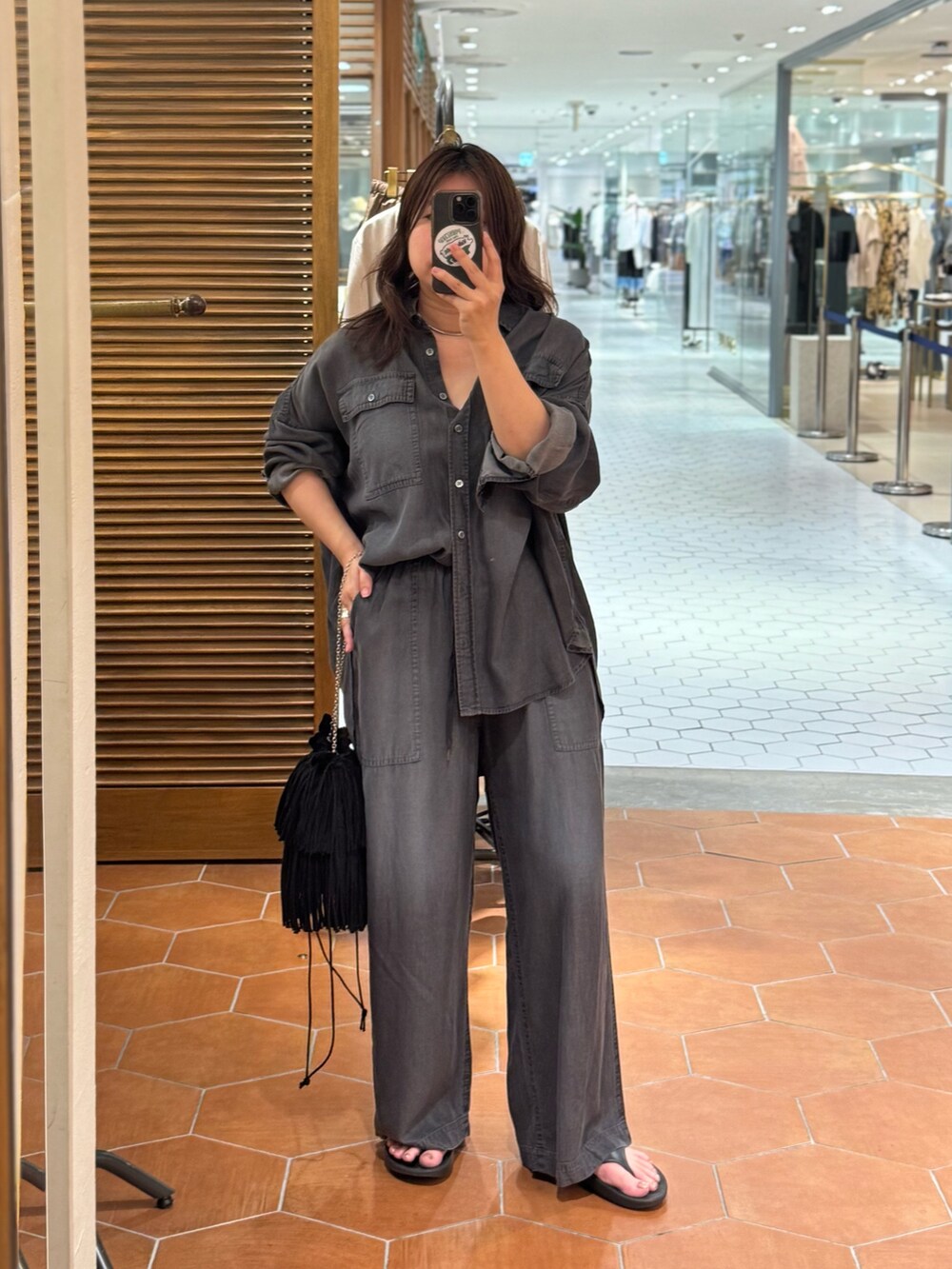 ブラック系のシャツ/ブラウス、ブラック系のその他パンツ、シルバー系のチョーカーを着用したレディースの夏コーディネートの2枚目の写真