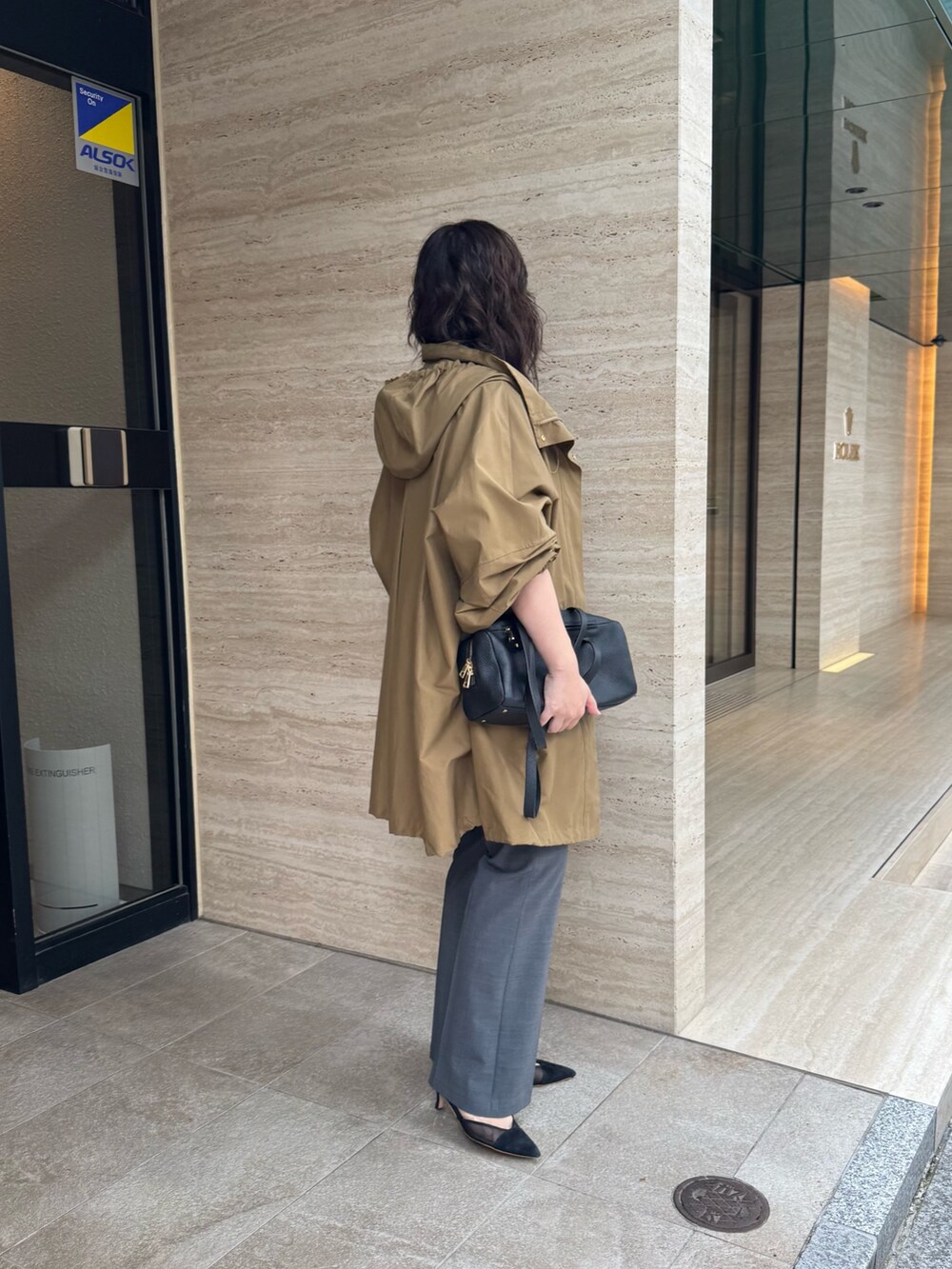 イエロー系のその他アウター、ホワイト系のスウェット、ブラック系のショルダーバッグを着用したレディースの夏コーディネートの2枚目の写真