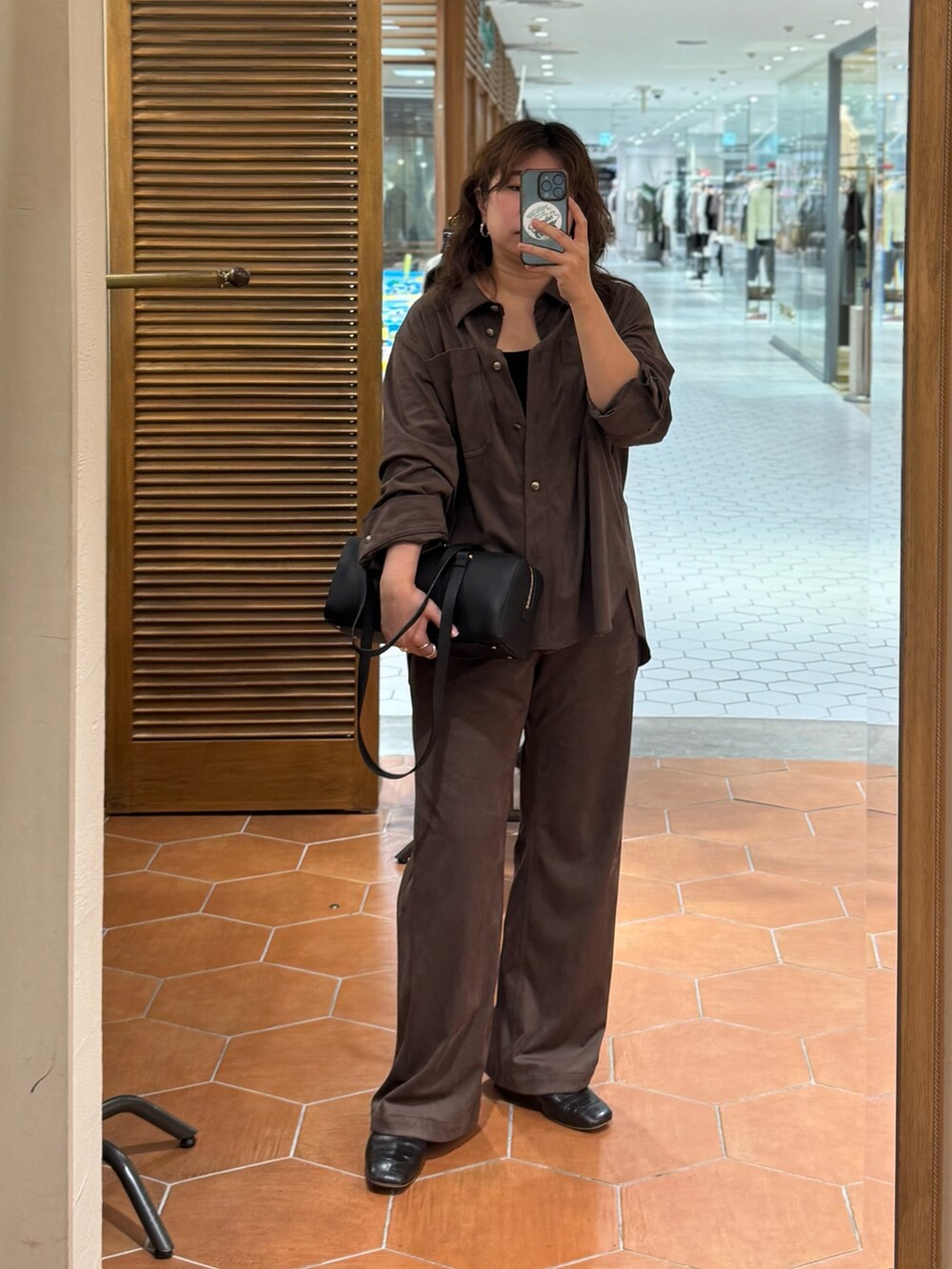 ブラック系のショルダーバッグ、ブラウン系のその他パンツ、ブラック系のキャミソールを着用したレディースの夏コーディネートの2枚目の写真