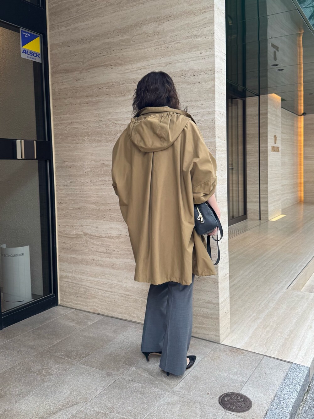 イエロー系のその他アウター、ホワイト系のスウェット、ブラック系のショルダーバッグを着用したレディースの夏コーディネートの3枚目の写真