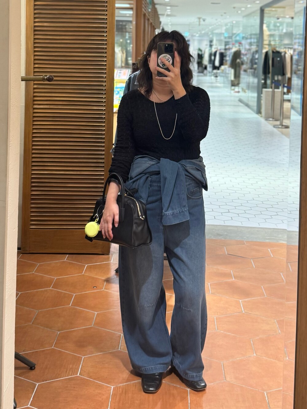 ブルー系のつなぎ/オールインワン、ブラック系のボストンバッグ、ベージュ系のその他シューズを着用したレディースの夏コーディネートの2枚目の写真