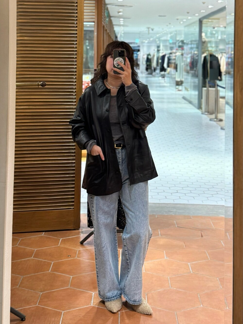 ベージュ系のその他シューズ、ブラウン系のハンドバッグ、ブルー系のデニムパンツを着用したレディースの夏コーディネートの2枚目の写真