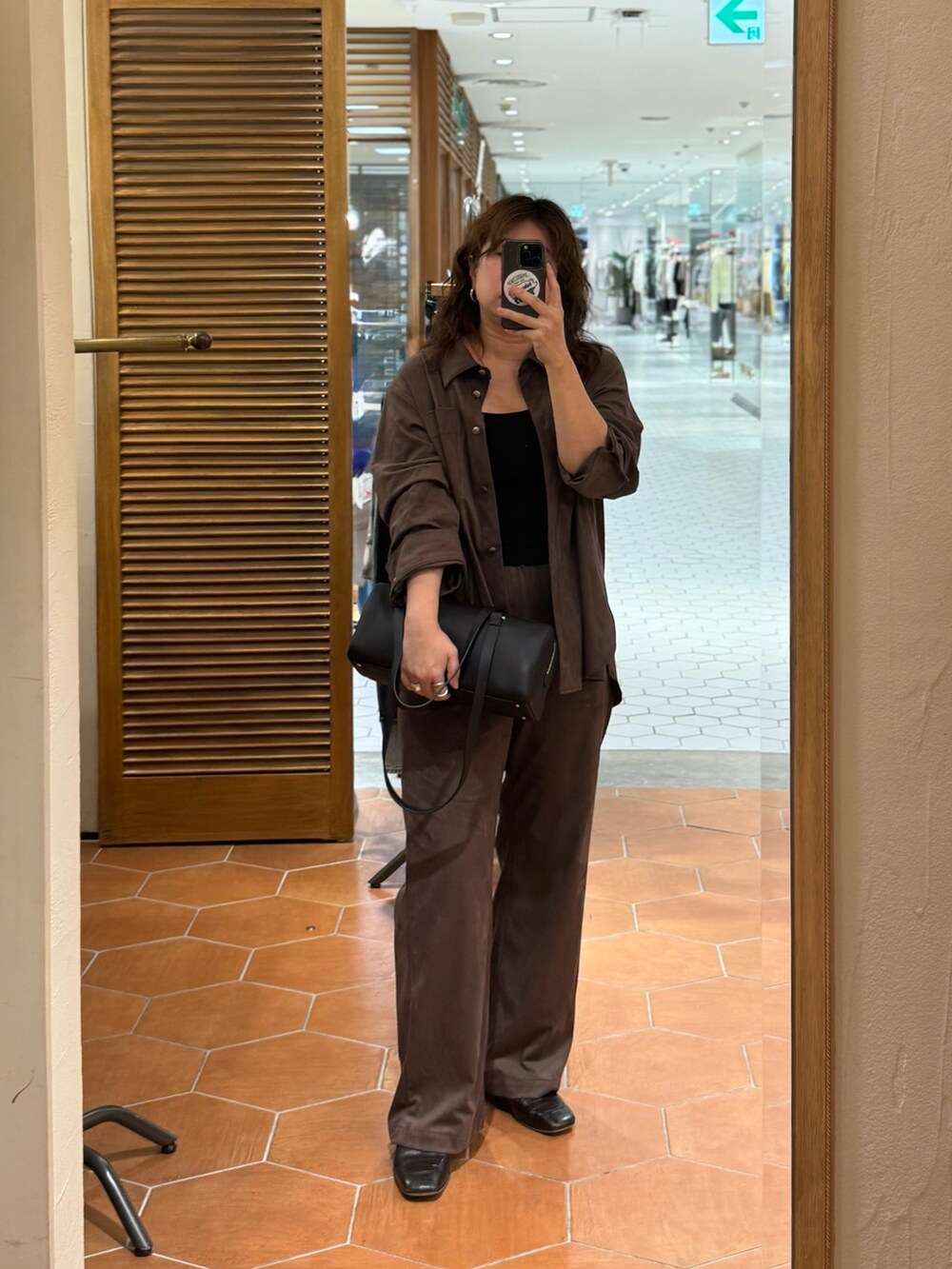 ブラック系のショルダーバッグ、ブラウン系のその他パンツ、ブラック系のキャミソールを着用したレディースの夏コーディネートの3枚目の写真