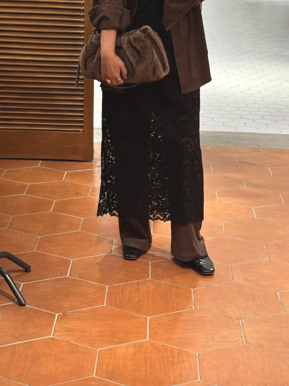 ブラウン系のその他パンツ、ブラウン系のその他アウター、ブラウン系のハンドバッグを着用したレディースの夏コーディネートの3枚目の写真