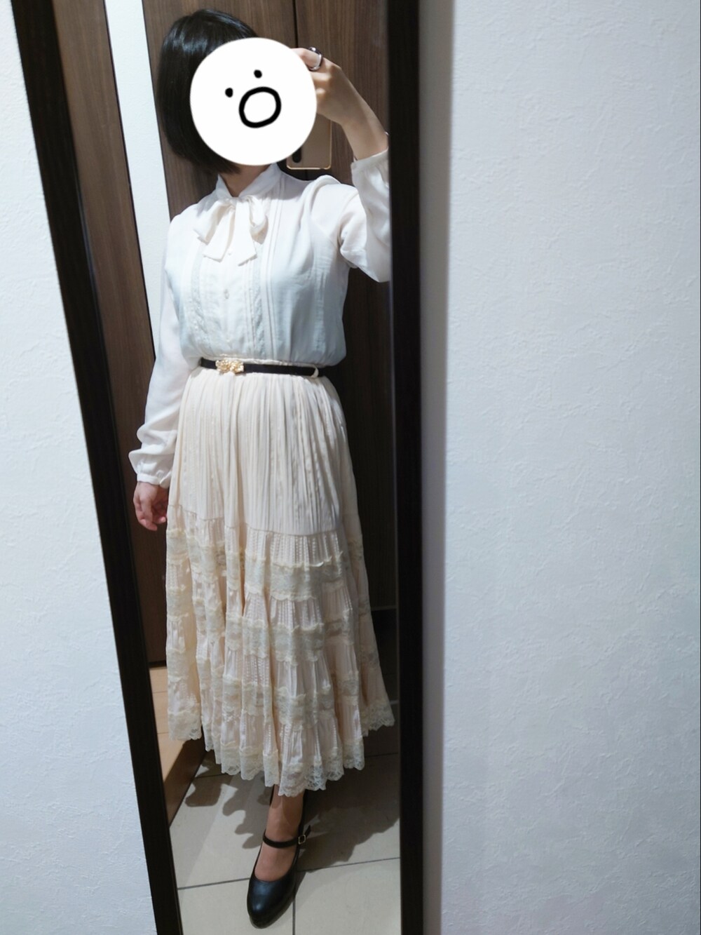 ホワイト系のシャツ/ブラウス、ブルー系のカーディガン/ボレロ、ホワイト系のスカートを着用したレディースの春コーディネートの2枚目の写真