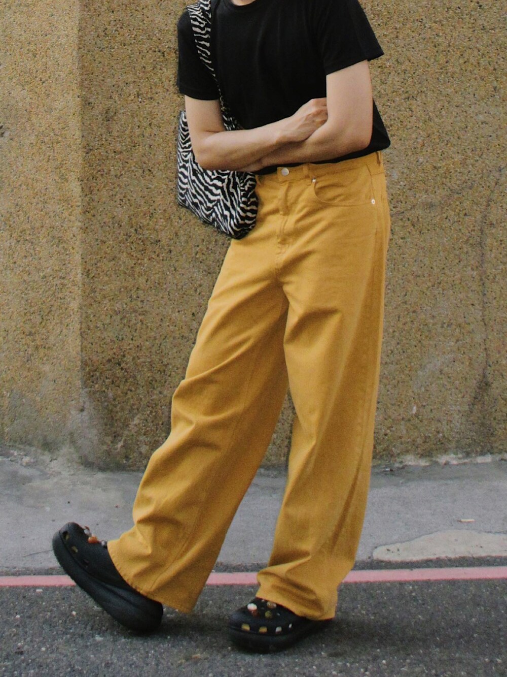 「UNIQLO、MARNI」｜「UNIQLOのバギージーンズ（デニムパンツ、イエロー系）」を使った、Hsuanさん（メンズ・174cm）の夏コーディネートの3枚目の写真