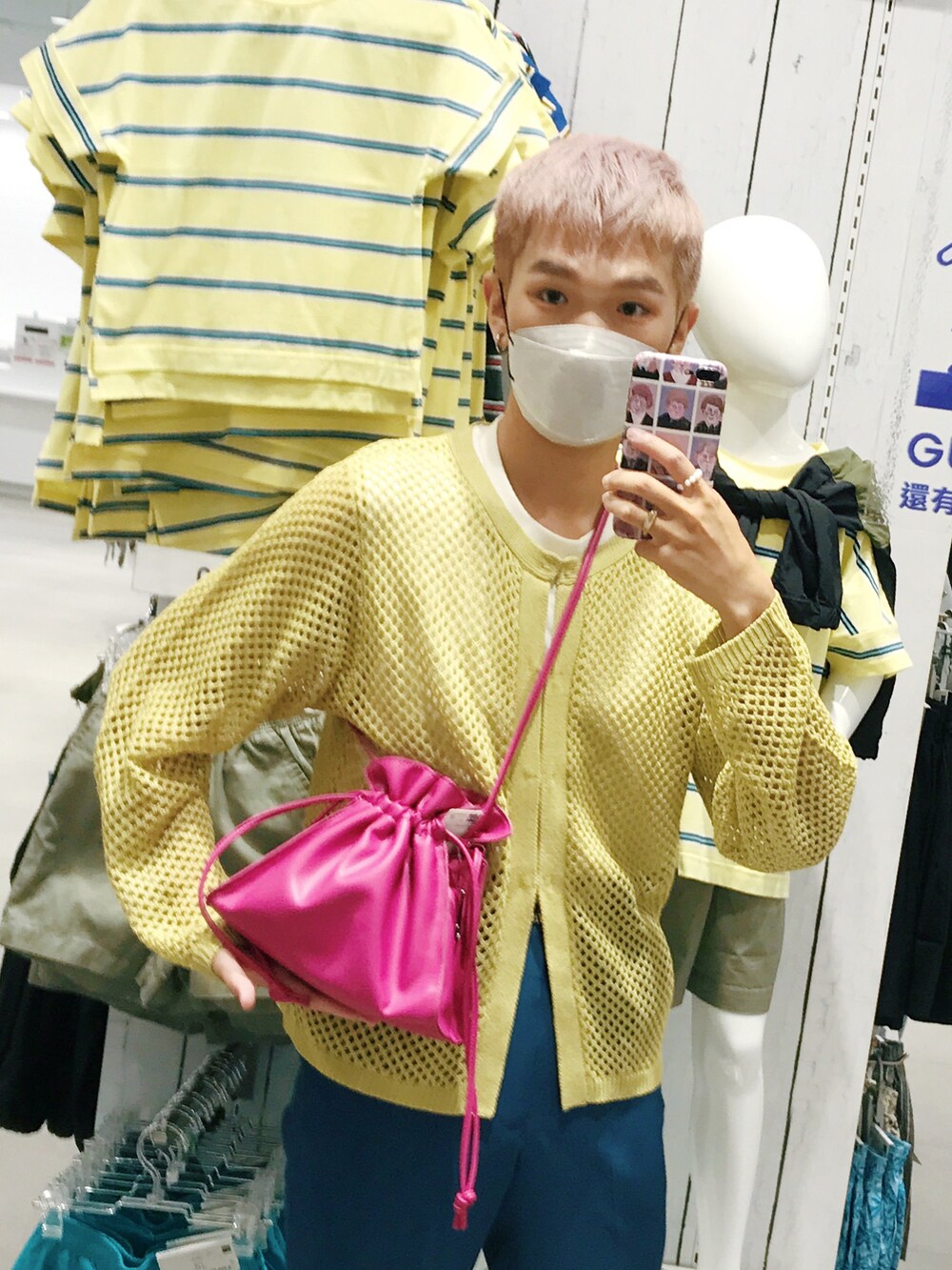 「CHARLES & KEITHのクロックエフェクト バケツショルダーバッグ / Croc-Effect Bucket Shoulder Bag（ハンドバッグ、ブラック系）」を使った、Hsuanさん（メンズ・174cm）の春コーディネートの2枚目の写真