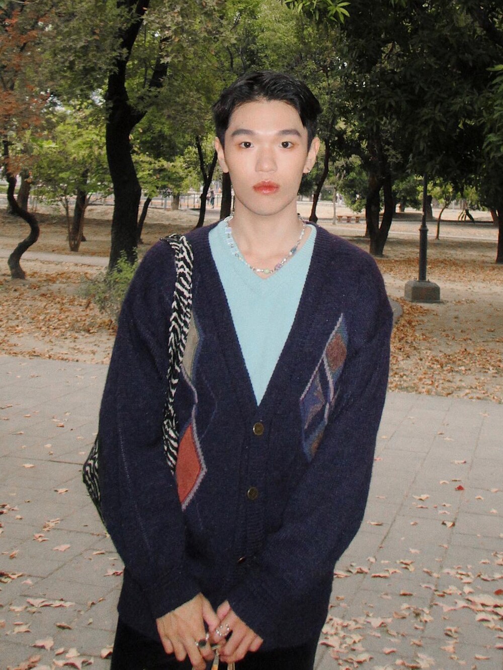 「GUのアイテム（チノパンツ、ブラック系）」を使った、Hsuanさん（メンズ・174cm）の冬コーディネートの2枚目の写真