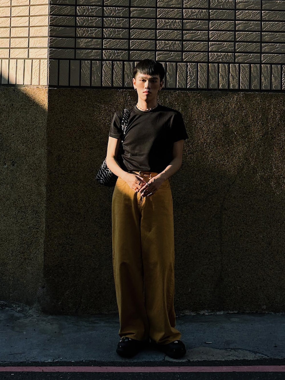 「UNIQLO、MARNI」｜「UNIQLOのバギージーンズ（デニムパンツ、イエロー系）」を使った、Hsuanさん（メンズ・174cm）の夏コーディネートの2枚目の写真