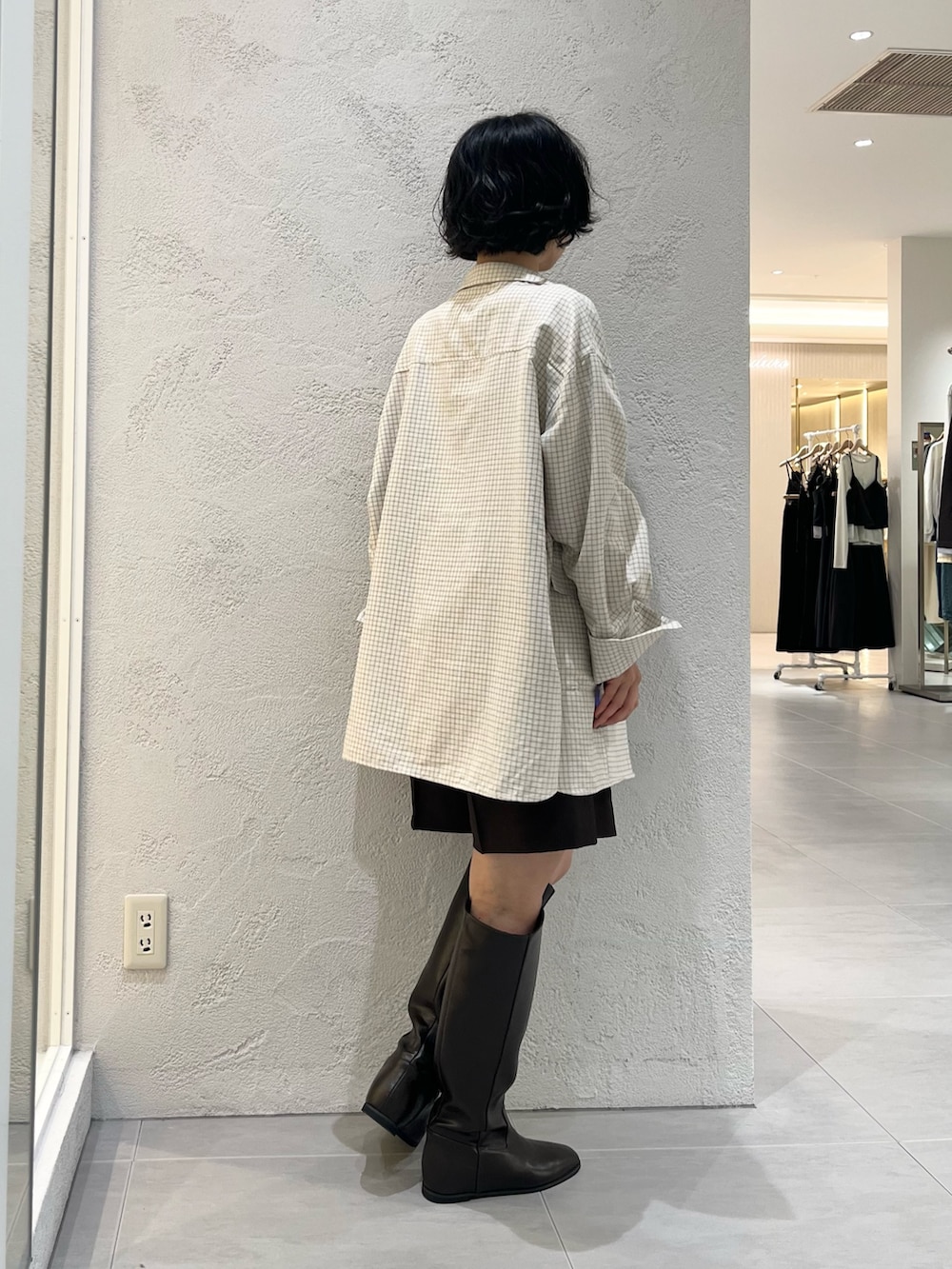 ブラウン系のブーツ、ブラウン系のその他パンツ、ブラウン系のキャミソールを着用したレディースの秋コーディネートの4枚目の写真