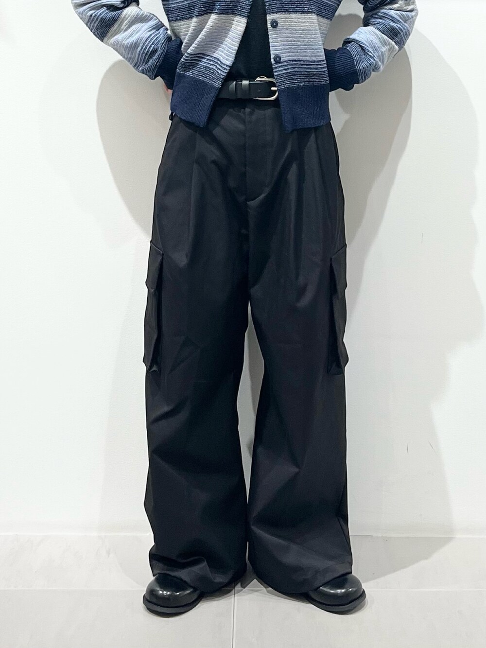 ブルー系のカーディガン/ボレロ、ブラック系のその他パンツ、ブラック系のその他シューズを着用したレディースの秋コーディネートの5枚目の写真