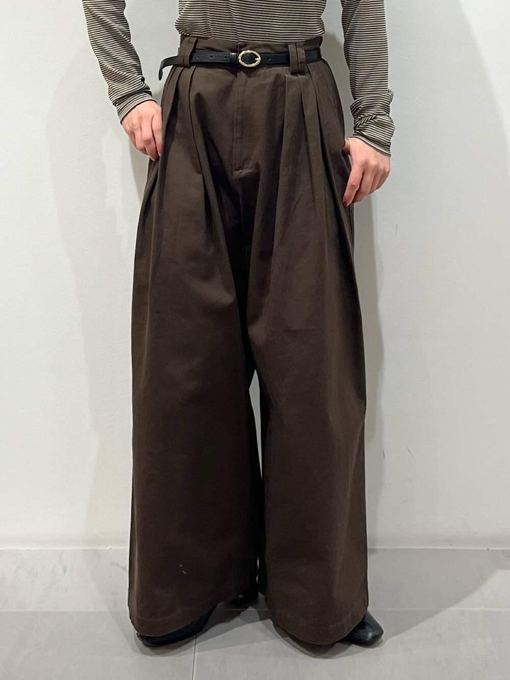 ベージュ系のキャミソール、ブラウン系のその他パンツ、ブラック系のボストンバッグを着用したレディースの春コーディネートの7枚目の写真