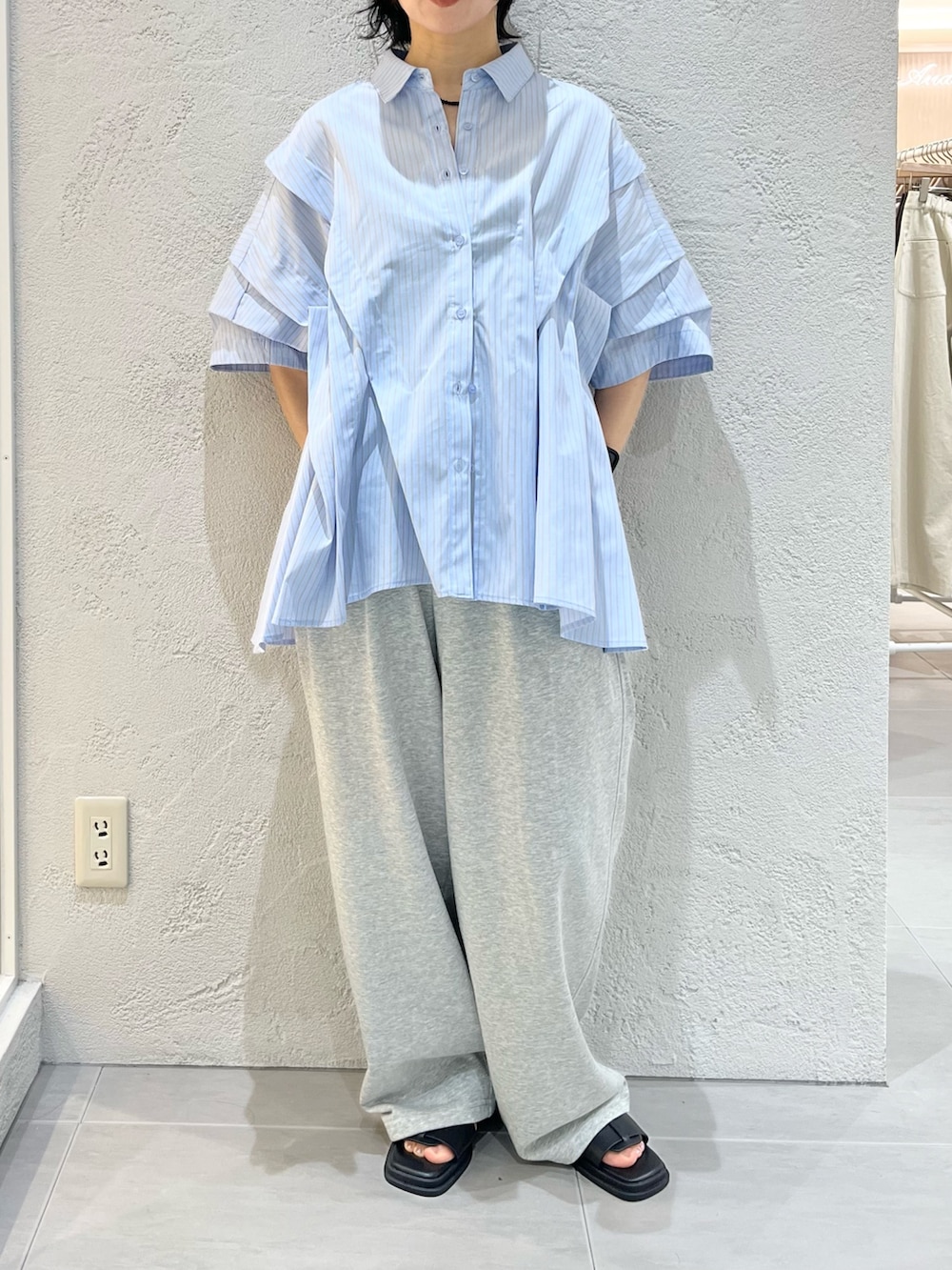 ブラック系のサンダル、グレー系のその他パンツ、ブルー系のシャツ/ブラウスを着用したレディースの夏コーディネートの6枚目の写真
