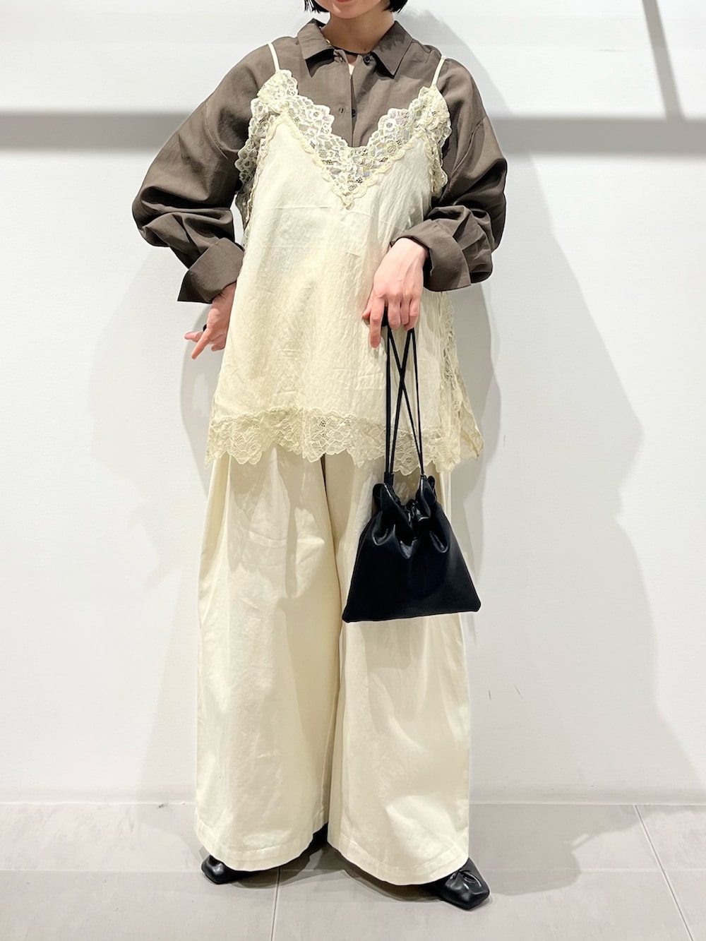 ベージュ系のシャツ/ブラウス、ブラウン系のシャツ/ブラウス、ブラック系のその他シューズを着用したレディースの春コーディネートの4枚目の写真