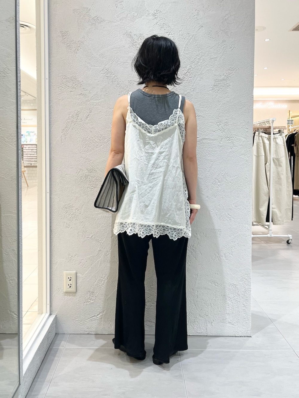 ブラック系のサンダル、ブラック系のその他パンツ、ブラック系のトートバッグを着用したレディースの夏コーディネートの3枚目の写真